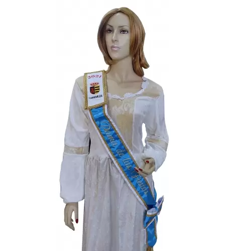 Bestickte schärpe mit wappenschild