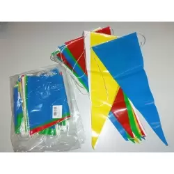 GUIRLANDES DRAPEAUX TRIANGULAIRES PLASTIQUE