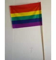 BANDERA ORGULLO GAY 60X40 CON PALO DE MADERA